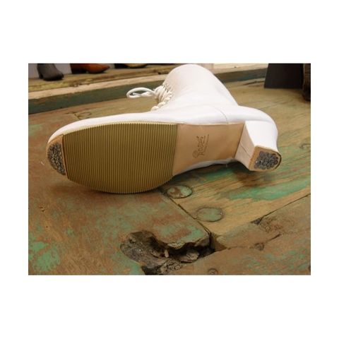 Modelo: 4000 El Corte, forro y suela ,son 100% piel, ofreciendo flexibilidad y resistencia. La suela antiderrapante, facilita el desplazamiento y los giros. El tacon de madera de Fresno, ofrece el excelente sonido necesario para el baile. Las tachuelas e