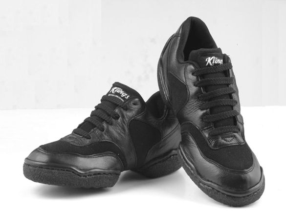 Modelo: J01B 
Corte de piel y sintético 
Suela sintética 
Forro sintético 
Disponible en tallas del 23 al 27½ 
Color: Negro